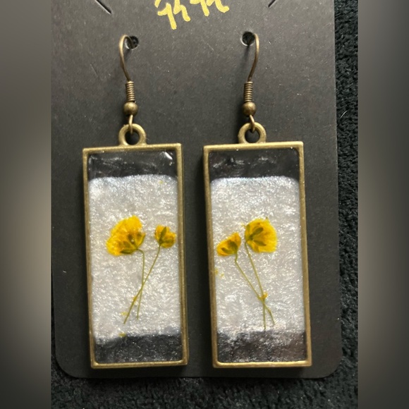 Jewelry - Vintage Pressed Flower earrings